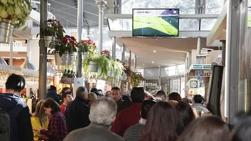 Gente de todas las edades se cita en el Mercado para ver el fútbol