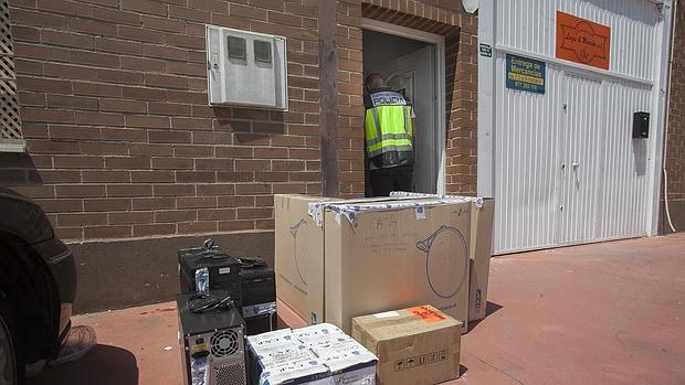 La Policía Nacional en un reciente registro en una nave industrial