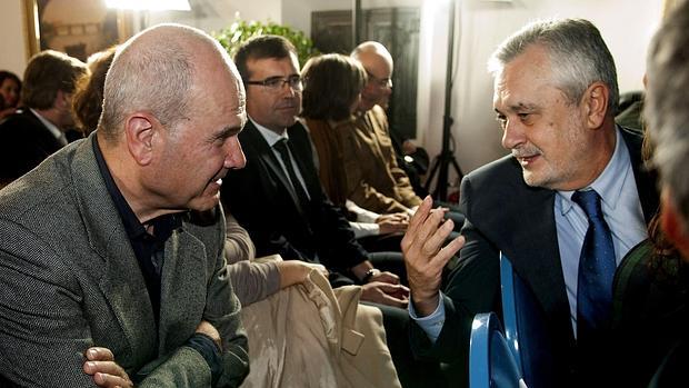 Manuel Chaves charla con José Antonio Griñán en un acto del PSOE en 2013