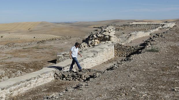 Muralla medieval del yacimiento de Ategua