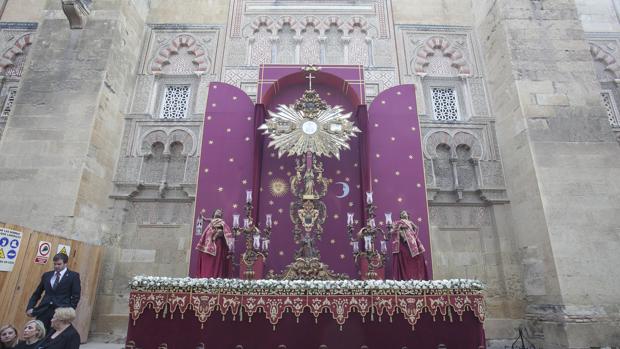 Un altar a modo de tríptico