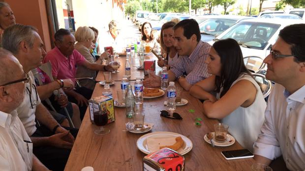 José Antonio Nieto explica su proyecto a los vecinos de El Higuerón