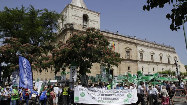 Concentraqción de los profesionales de la sanidad ante el Parlamento