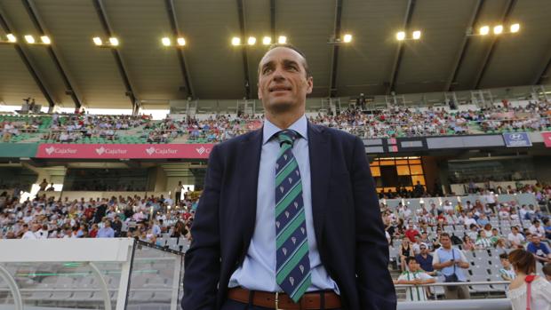 José Luis Oltra observa el calentamiento de sus futbolistas antes del inicio del partido