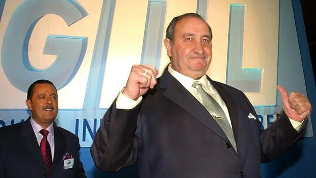 Jesús Gil, junto a Julián Muñoz, en un congreso de su partido en 2002