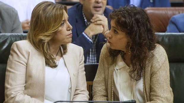 La consejera andaluza de Hacienda, María Jesús Montero, conversando con la presidenta Susana Díaz