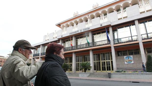 Dos personas frente al edificio del Ayuntamiento de Córdoba
