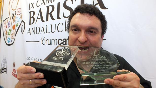 Melchor Bollero posa con sus dos trofeos en el campeonato andaluz de baristas