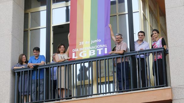 La alcaldesa y otros representantes municipales despliegan la bandera gay en Capitulares