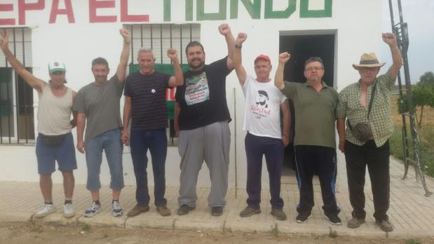 Cañamero (tercero de izquierda a derecha), durante la nueva ocupación