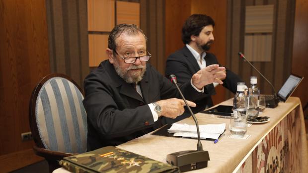 El general Dávila, ayer durante su conferencia