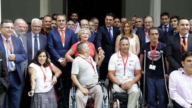 Representantes políticos y deportivos celebrando la aprobación de la nueva Ley del Deporte