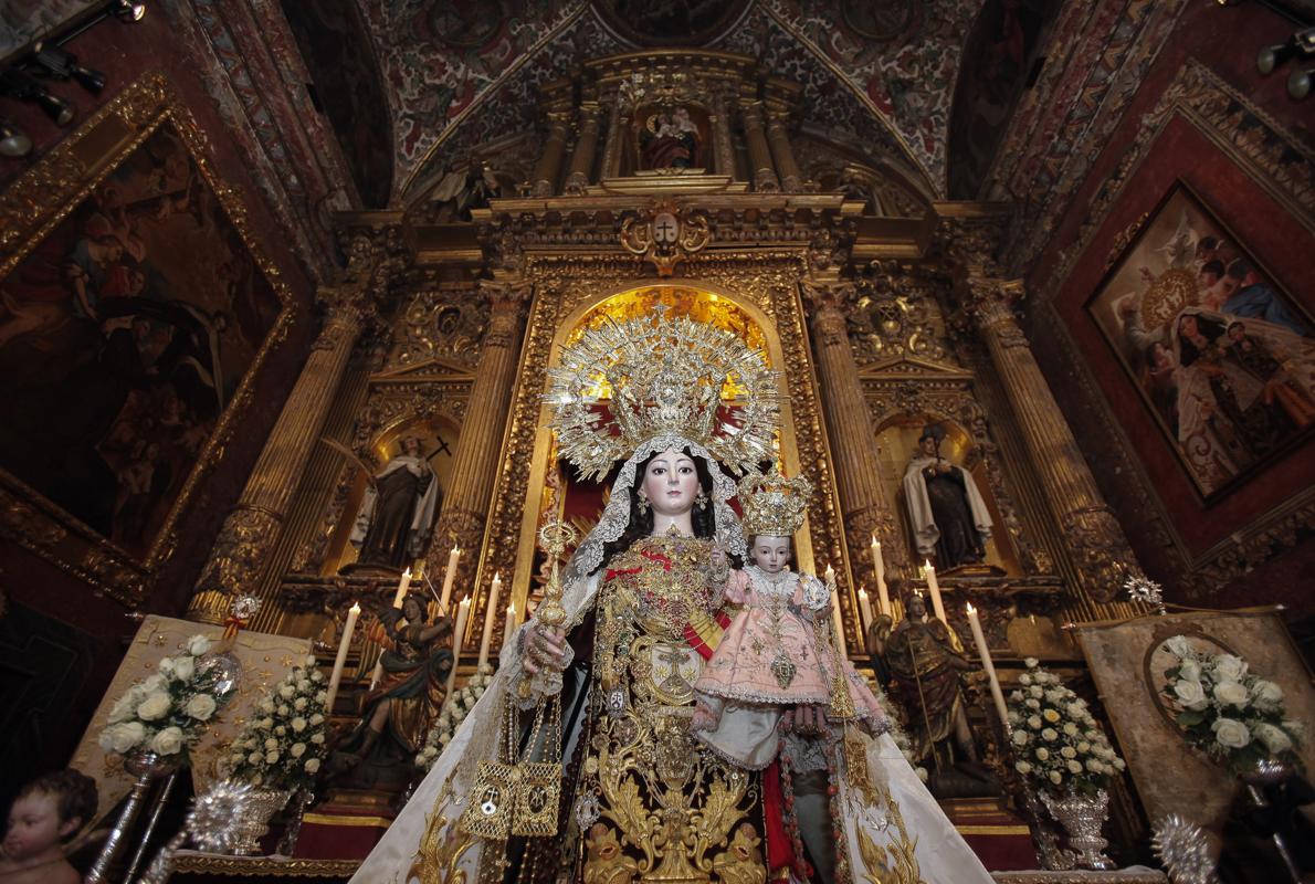 La Virgen del Carmen de San Cayetano durante unos cultos