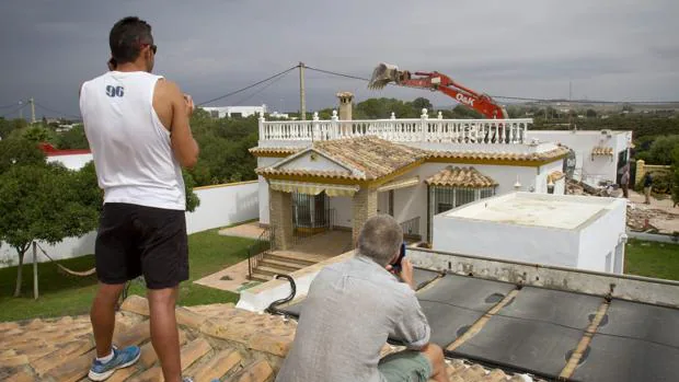 Derribo de una casa ilegal construida en El Palmar
