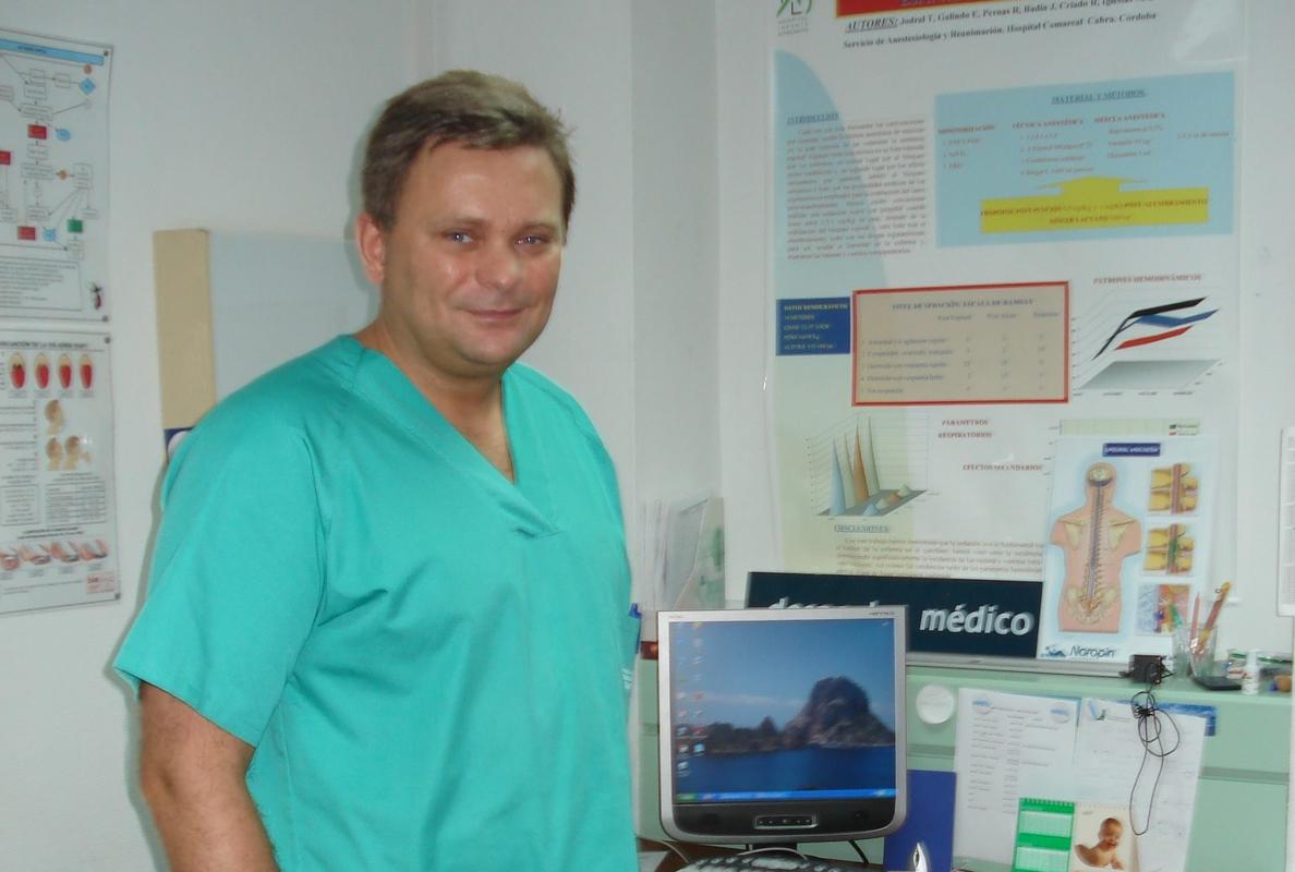 Marek Meczynski en su despacho del hospital egabrense en septiembre de 2007 cuado fue entrevistado por ABC