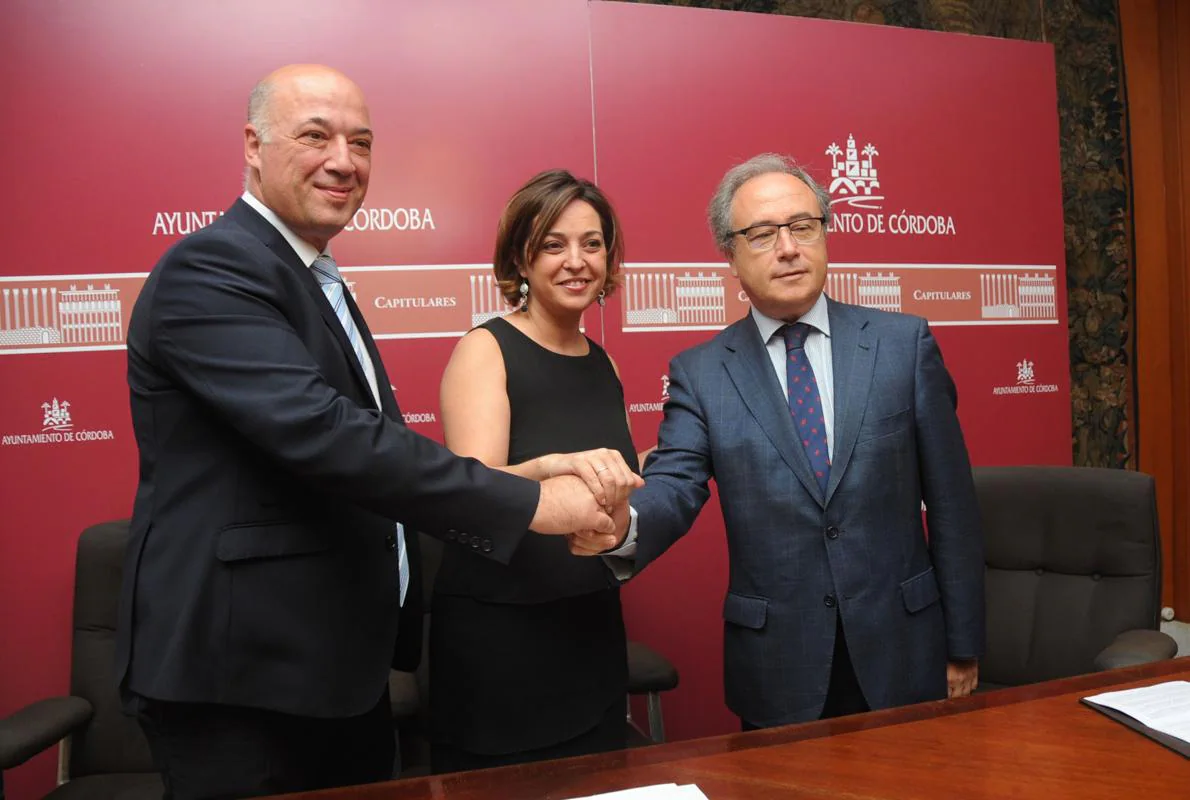 Antonio Ruiz, Isabel Ambrosio y Antonio Díaz, en la firma del convenio