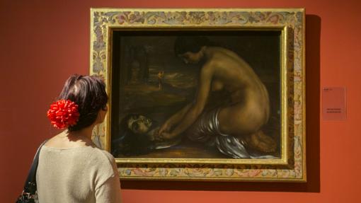 Una turista contempla el cuadro «Salomé» de Julio Romero de Torres