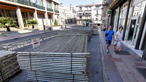 La calle Capitulares, vallada desde una semana antes del inicio de las obras