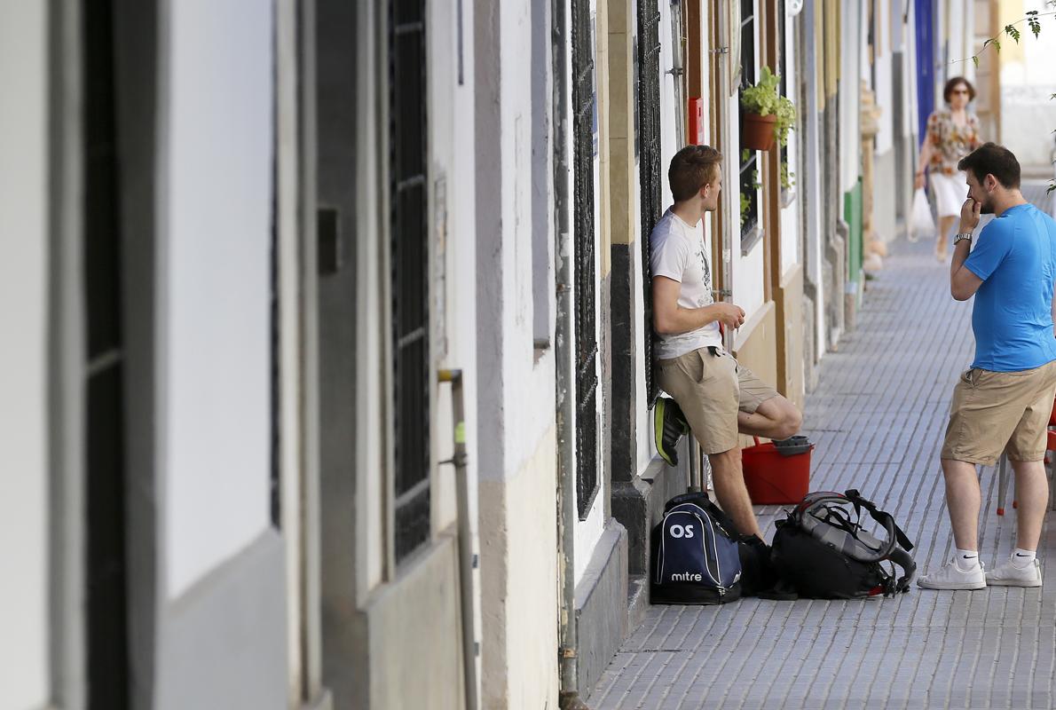 Turistas saliendo de unos apartamentos en Córdoba