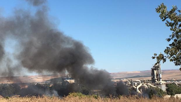 Columna de humo detrás de Asland