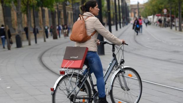 Una empresa de la Junta de Andalucía ofrece más sueldo y menos horas de trabajo a quien acuda en bici