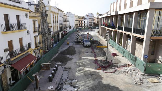 Las obras de Capitulares trasladan a Colón la zona de estacionamiento para transporte escolar
