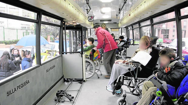 Usuarios de un autobús adaptado para personas con movilidad reducida