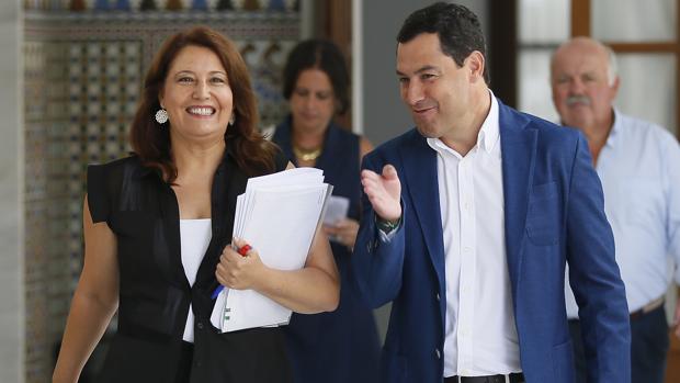 La portavoz parlamentaria del PP andaluz, Carmen Crespo, junto al presidente del PP-A, Juanma Moreno