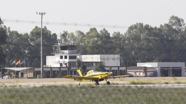 Avioneta estacionada en el aeropuerto de Córdoba