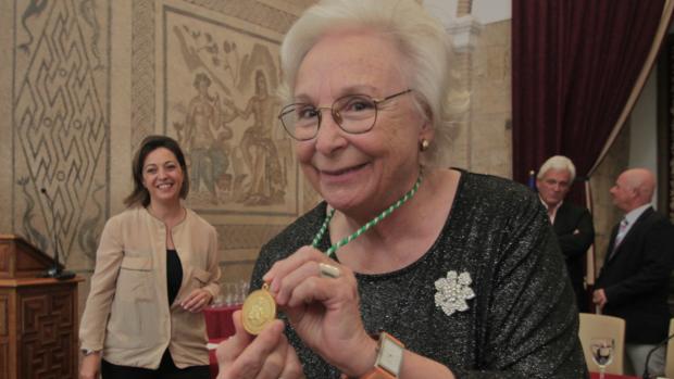 La homenajeada, con su medalla