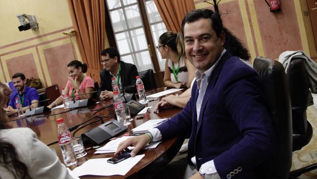 Juanma Moreno en la reunión con la Plataforma de interinos de Educación Primaria