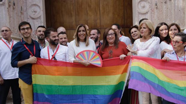 Colectivos LGTBI posaron con la presidenta y diputados, entre los que se encontraba Esperanza Oña