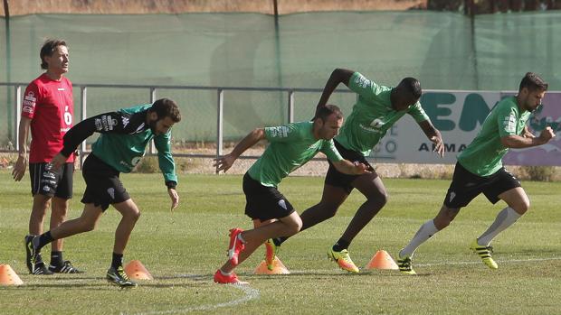 Antoñito, Juli y Bijimine realizan un sprint en la Ciudad Deportiva