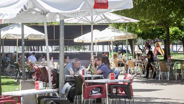 Veladores en un barrio de Córdoba