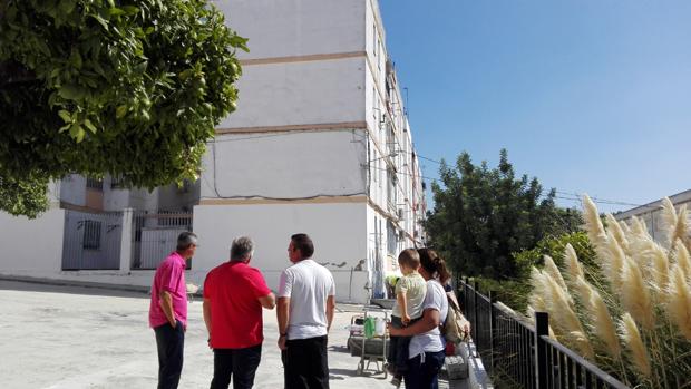 Desalojan un bloque de 18 viviendas en Aguilar por un deslizamiento en el terreno