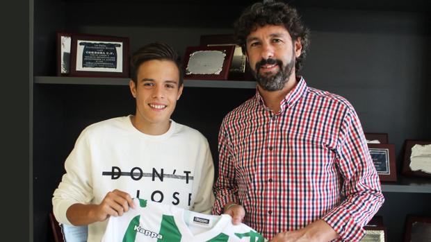 El juvenil del Córdoba Samuel González, junto al director deportivo blanquiverde, Emilio Vega
