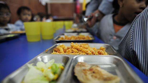 Niños en un comedor escolar