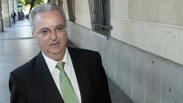 Fernández, camino de los Juzgados