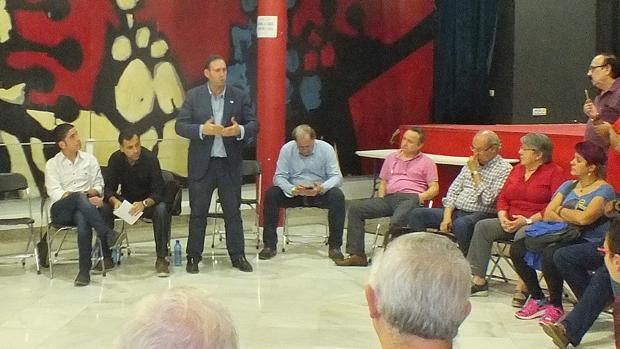 El alcalde de Jun en la reunión de críticos del PSOE celebrada en Pedro Abad