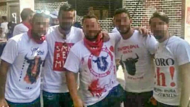 Los jóvenes investigados, durante las fietas de San Fermín