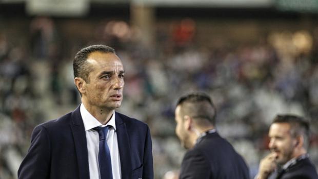 José Luis Oltra atiende una acción en la banda