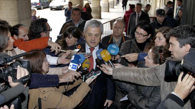 El exconsejero Francisco Vallejo atiende a los periodistas tras una declaración en el juzgado del caso ERE