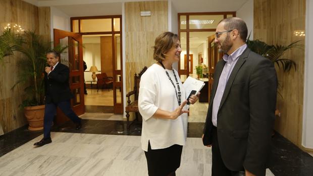 La alcaldesa habla con el delegado de Recursos Humanos, David Luque