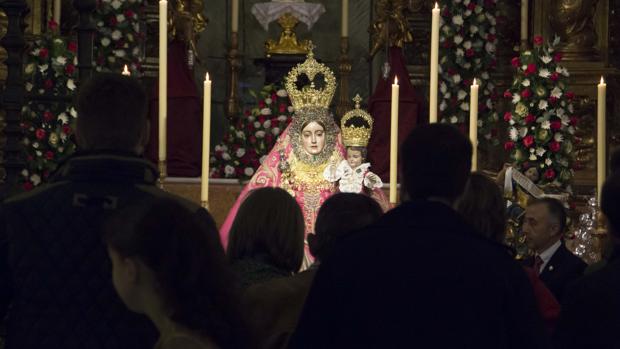 A los pies de la Virgen de Araceli