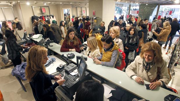 Colas en un comercio textil de la capital