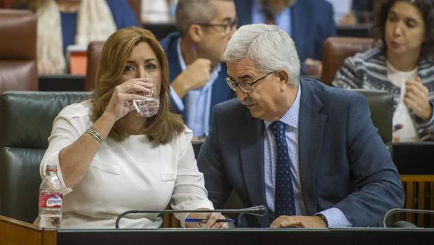 Susana Diaz, presidenta de la Junta, y Manuel Jimenez Barrios, en el Parlamento