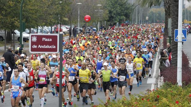 Corredores en la plaza de Andalucía