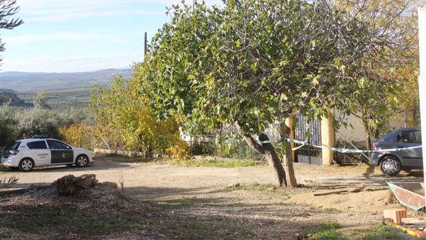 La Guardia Civil en la casa donde se halló el cadáver de la mujer