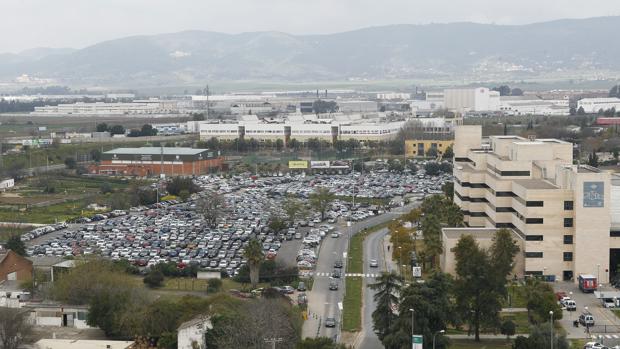 Fotografía panorámica del parking junto al hospital Reina Sofía