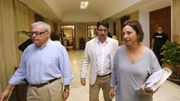Emilio Aumente, Pedro García e Isabel Ambrosio, en un Pleno